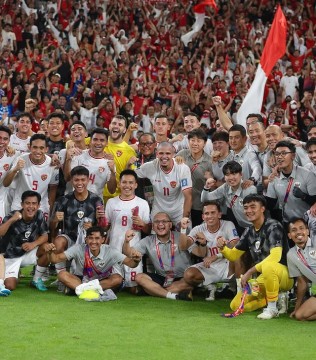 Maarten Paes foto bersama pemain Timnas dan ofisial. (Instagram @maartenpaes)